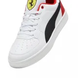 Championes Puma modelo Caven 2.0 edición Ferrari, de diseño urbano con exterior en cuero sintético negro, franja lateral blanca y detalles en rojo en el talón y el interior. Presenta el logo de Ferrari en la lengüeta y suela de goma blanca.