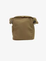 Bolso bandolera Calvin Klein Jeans color marrón, estilo reportero, confeccionado en lona de poliéster reciclado. Cuenta con correa ajustable, cierre de cremallera, bolsillo exterior y etiqueta tejida con el logo de la marca.