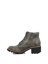 Botin de estilo urbano con cordones, confeccionado en material sintético color gris oscuro. Presenta taco cuadrado y suela de goma con relieve para mayor tracción.