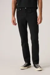 Jean de corte slim fit, color negro, con diseño clásico de cinco bolsillos, cierre de botón y cremallera, y tiro bajo.