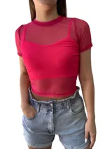 Remera fucsia de tull con mangas cortas y cuello alto.