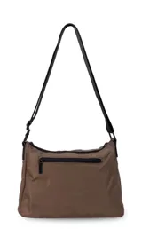Bandolera de diseño práctico y moderno, confeccionada en tela impermeable color verde militar. Presenta un bolsillo frontal con diseño capitoneado geométrico, cierre principal y bolsillo trasero con cierre. Incluye correa ajustable y detalles en negro.