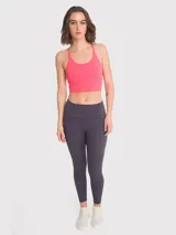 Calza deportiva gris oscuro con tiro alto, bolsillos laterales y banda de silicona interna en la cintura. Confeccionada en poliéster y spandex con certificación Bluesign.