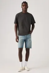 Short de jean de corte clásico, tiro medio y lavado celeste claro, con diseño de perneras rectas y cierre frontal de botones.