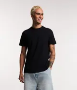 Remera básica de hombre con cuello redondo y mangas cortas, confeccionada en algodón. Presenta un corte regular que se ajusta de forma anatómica al cuerpo.