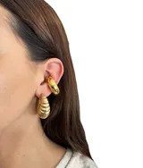 Aros dorados con diseño texturizado y forma de gota.