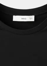 Camiseta negra de manga corta, con cuello redondo y diseño liso.