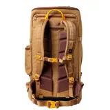 Mochila de gran capacidad con diseño técnico, color marrón con detalles en amarillo. Cuenta con múltiples compartimentos con cierre, correas de compresión laterales, panel trasero ergonómico y compartimento para laptop.