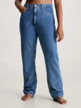 Jeans de denim rígido, color azul medio lavado a la piedra, de tiro alto y pierna recta. Presenta diseño clásico de cinco bolsillos y bragueta con cremallera.