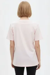 Remera blanca de manga corta con cuello redondo y estampado frontal de inspiración veraniega con motivos italianos, limones y la leyenda Italia Amalfi Capri.