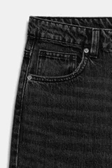Jeans de tiro alto con diseño de pierna ancha y cinco bolsillos. Presenta cierre frontal con cremallera y botón metálico.