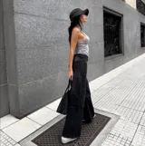 Pantalón de jean color negro, de corte recto y tiro medio, con costuras verticales decorativas en el frente y bolsillos traseros clásicos.