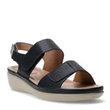 Sandalias de mujer con plataforma baja, diseño de dos tiras anchas con detalle perforado y cierre de velcro para un ajuste cómodo.