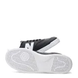 Championes urbanos New Balance modelo 080, color negro con detalles en blanco. Presentan una silueta clásica de corte bajo, con el logo 'N' en el lateral y suela de goma blanca.