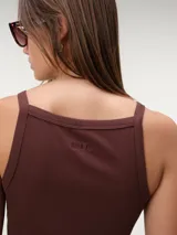 Musculosa nadadora de tela rib, color arena con ribetes en tono marrón oscuro en el cuello y las sisas, de corte ajustado al cuerpo.