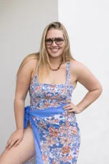 Traje de baño entero con estampado floral en tonos celeste, naranja y blanco.