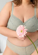 Soutien bralette de encaje floral color verde salvia, con micro tul y breteles regulables.