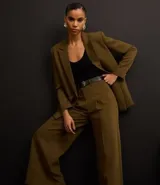 Pantalón wide leg de viscosa color negro, con cintura alta, trabillas, cinturón con hebilla cuadrada, bolsillos delanteros y pliegues.