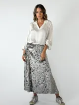 Pollera midi de terciopelo color gris con estampado jaspeado y corte evasé en gajos.