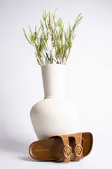 Sandalias negras con dos tiras anchas sobre el empeine, hebillas doradas ajustables y plantilla anatómica.