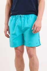 Short de baño verde con cintura elástica y cordón ajustable.