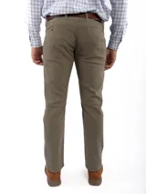 Pantalón de gabardina de algodón con ligera elasticidad, corte recto, bolsillos delanteros en diagonal y bolsillos traseros tipo ojal.