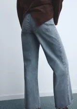 Jeans de tiro alto con diseño wide leg y corte culotte. Presentan un acabado deshilachado en el bajo, cierre frontal con cremallera y botón, y bolsillos laterales y traseros.