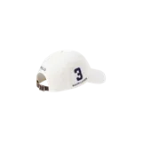 Gorro con visera tipo baseball de color blanco, con el logotipo del jugador de polo bordado en azul marino en el frente y un parche bordado conmemorativo en el lateral.