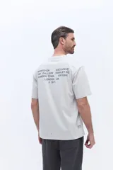 Remera de manga corta color bordó con cuello redondo y estampa tipográfica en la espalda.