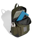 Mochila Adidas modelo Power, de color verde militar con base negra y detalles reflectantes. Cuenta con el logo de la marca en la parte frontal y tiras ajustables.