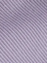 Sweater de punto acanalado color lila, de manga larga y corte ajustado (slim fit), con cuello alto y una insignia cuadrada con el logo de Calvin Klein Jeans en el pecho.