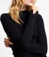 Blusa verde oscuro de viscosa con cuello alto y mangas largas con abertura en el puño.