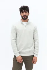 Buzo de algodón color azul marino con medio cierre frontal y cuello alto. Presenta un pequeño logo bordado en el pecho.