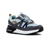 Championes de hombre Austral modelo Bariloche, en tonos gris claro, gris oscuro y azul marino, con suela blanca y negra.