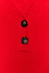 Jersey de punto color rojo con cuello en pico pronunciado y manga larga. Presenta cierre frontal parcial con dos botones y acabados en rib en puños y ruedo.