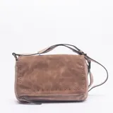 Bandolera color camel con solapa frontal decorada con tachas metálicas pequeñas. Cuenta con cierre principal, correa ajustable y diseño estructurado.