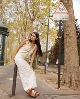 Pollera larga y recta de encaje blanco con diseño paisley, tajo en la parte posterior.