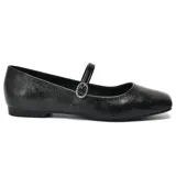 Zapato de charol negro con correa sobre el empeine y hebilla con strass.