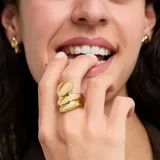 Anillo de aleación de metales con baño de oro de 18k, de diseño voluminoso y orgánico en forma de espiral.