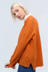 Sweater marrón de tejido de punto realizado en lambswool, con cuello redondo y calce holgado.