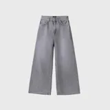 Jean de corte ultra baggy color gris con efecto acid wash, confeccionado en denim de algodón de calidad premium.