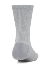 Medias deportivas de caña media Under Armour, color gris jaspeado con logo bordado en tono oscuro. Presentan diseño ergonómico con soporte de arco integrado, paneles de malla para mayor transpirabilidad y amortiguación en la planta del pie.