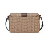 Cartera tipo bandolera Guess modelo Isabella, con diseño estructurado y estampado de monograma de la marca en tonos marrones. Presenta una solapa frontal con detalle de placa metálica con el logo de la marca y una correa ajustable de cuero sintético en color marrón oscuro.