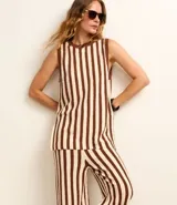 Pantalón de punto color crema con rayas verticales marrones, de corte recto y cintura alta con elástico.