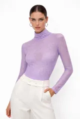 Body de tul color lila con acabado brillante, de manga larga y cuello alto ajustado.