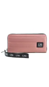 Billetera larga con cierre perimetral, confeccionada en tela capitoneada color rosado. Cuenta con una correa de mano desmontable con el logo de la marca estampado y un parche frontal con el logo LNS.