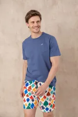 Remera azul con cuello redondo, manga corta, bolsillo en el pecho y logo bordado.