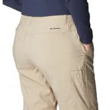 Pantalón convertible de senderismo color beige, con perneras desmontables mediante cremallera que permiten transformarlo en shorts. Cuenta con bolsillos laterales y traseros, diseñado con tecnología de protección solar.