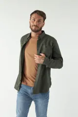 Camisa de hombre color verde militar con efecto stone wash, corte regular, bolsillos frontales y confeccionada en 100% algodón.