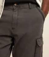 Bermuda cargo para hombre en sarga gris oscuro, con bolsillos laterales con solapa y cierre de botón y cremallera.